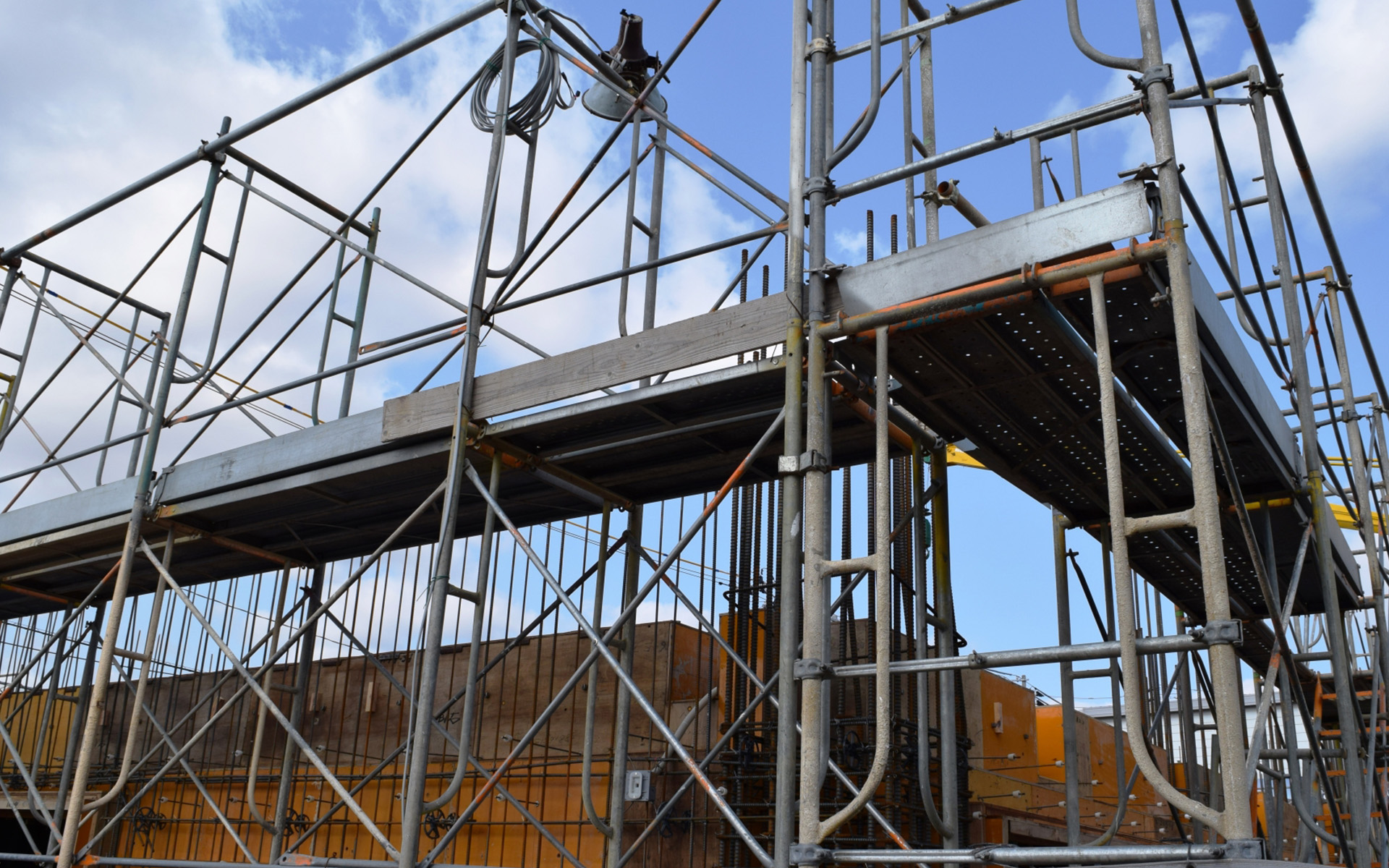 足場は“安全を形づくる基盤”です